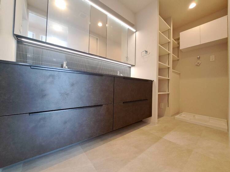 その他 十分な広さの脱衣所。