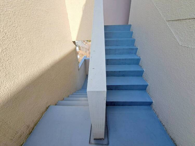 その他 共用部の階段です。明るく清潔に管理されています。