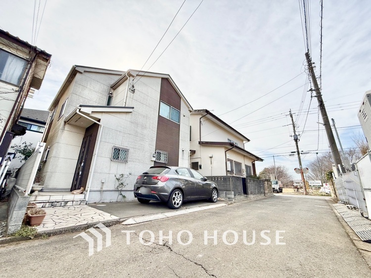 内装 【季節外れのホームホリディ】喧噪から離れ広々したリビングでゆったりと過ごす。そんな寛いだ休日もあっていい。だって『何もしない時を楽しむ』そんな贅沢な時間を愛する家族と堪能できるのだから。