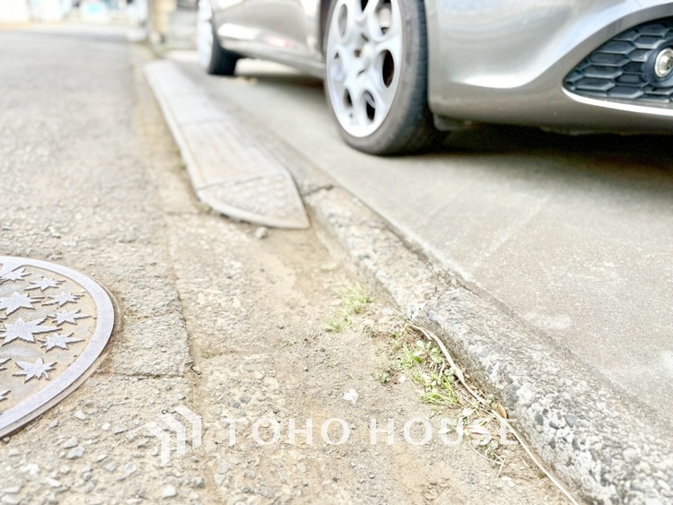 内装 【リビングルーム】天井に埋められた連続する眩い光−ダウンライト。それはまるでフライト航路のアプローチライトのように優美でロマン溢れるポジショニング。