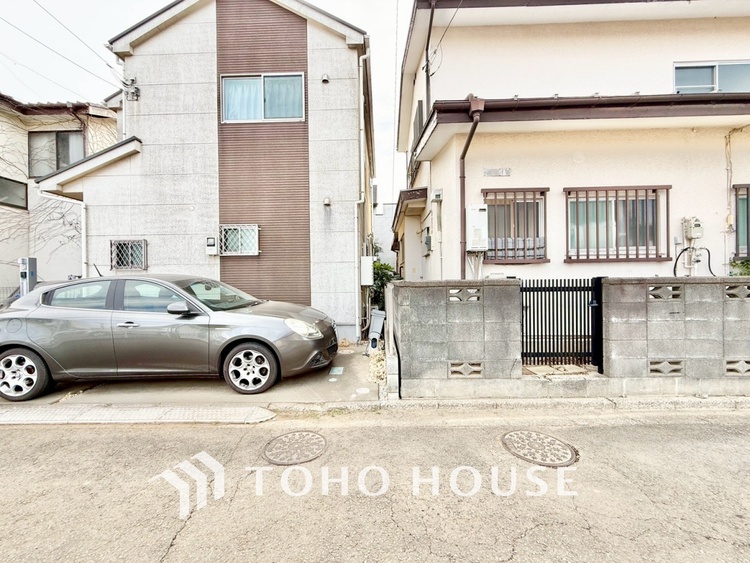 キッチン 【居心地のいい暮らし】には欠かせない眩い採光。ゆったりとした幅の窓からこの空間に降り注ぐ採光が絶えない。明るいリビングこそ居心地のいい暮らしが待っているのだと思う。