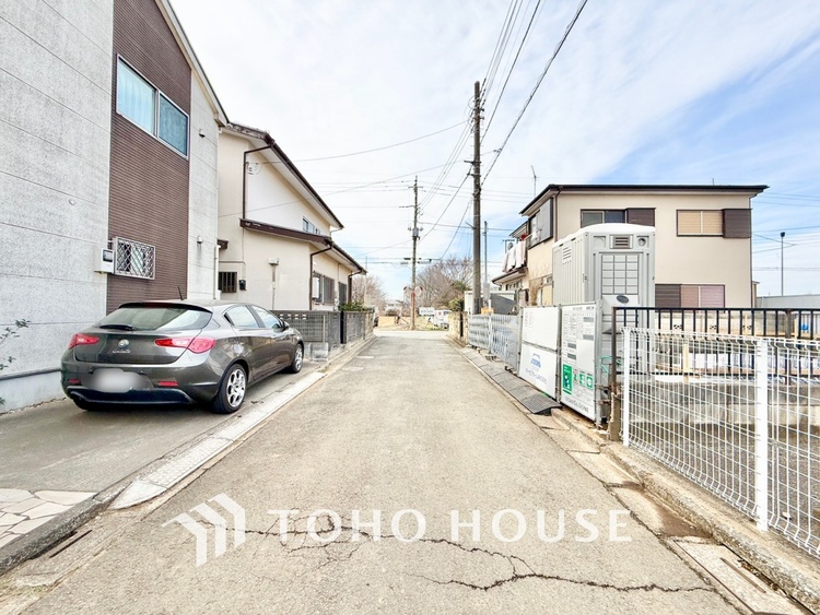 洗面 【Wash basin】十分な大きさの洗面台は収納もさる事ながら、身だしなみチェックや歯磨きなど、朝の慌ただしい時間でもホテルライクなスペースで余裕とゆとりを感じて頂けます。