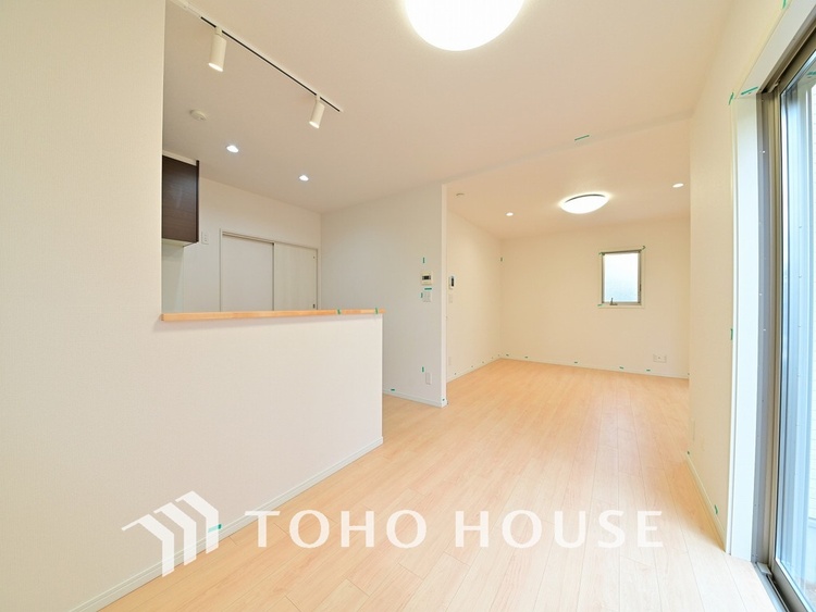 内装 約18帖のゆったりLDKは家族団欒の空間、会話もはずむ明るいリビング