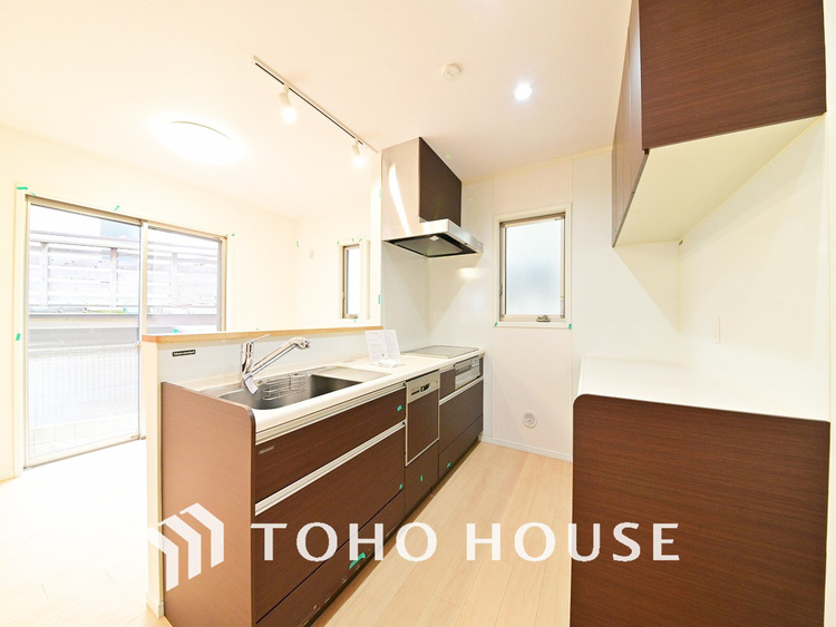 キッチン 家事をしながら家族との会話も弾む人気の対面キッチンを採用