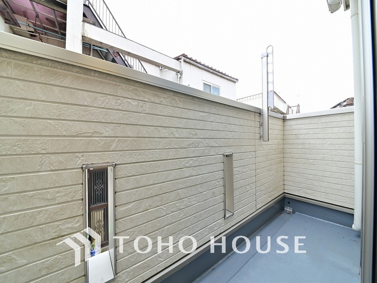 バルコニー 日当たりの良いバルコニーで晴れの日の洗濯物も楽しみになりますね