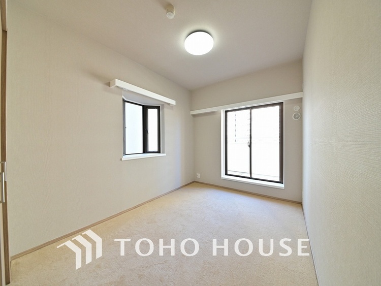 内装 採光もある洋室は、くつろぎのひと時を過ごすのにぴったり