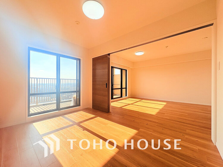 内装 採光もある洋室は、くつろぎのひと時を過ごすのにぴったり