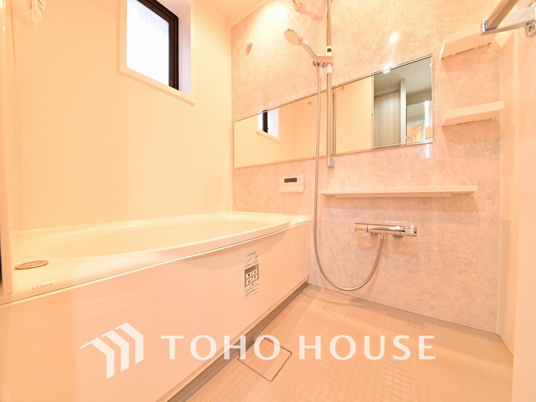 風呂 一日の疲れを癒すバスルームは、心地よいリラックスを叶える清潔感溢れる空間