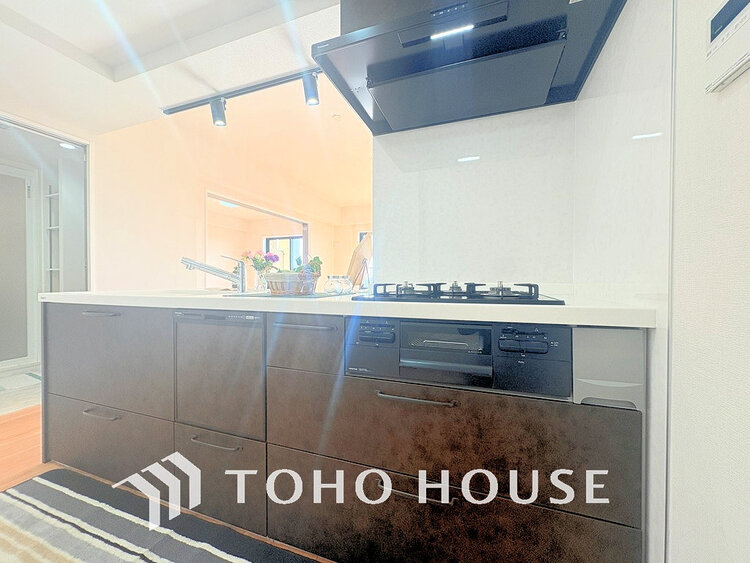 キッチン 落ち着きのあるカラーで統一された清潔感と気品が溢れるキッチン