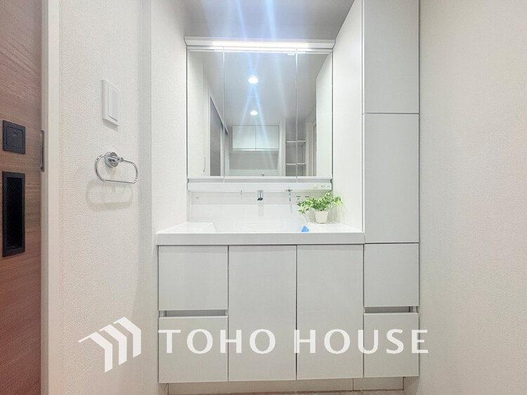 洗面 白を基調とした清潔感のある洗面室で朝の身支度を