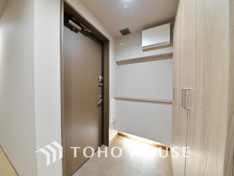 玄関 飾り過ぎないシンプルな内装の玄関