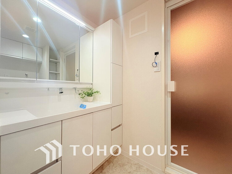 洗面 落ち着きのある色合いでまとめられた洗面室