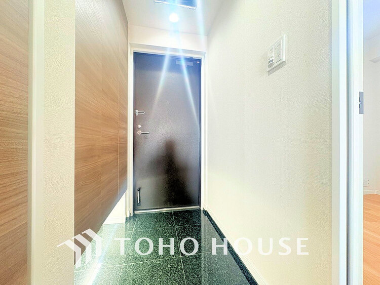 玄関 落ち着いた雰囲気の玄関、家族の帰りを暖かく迎えてくれます