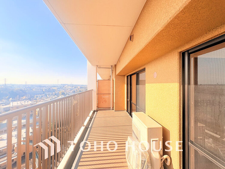 バルコニー 日当たりの良いバルコニーで晴れの日の洗濯物も楽しみになりますね