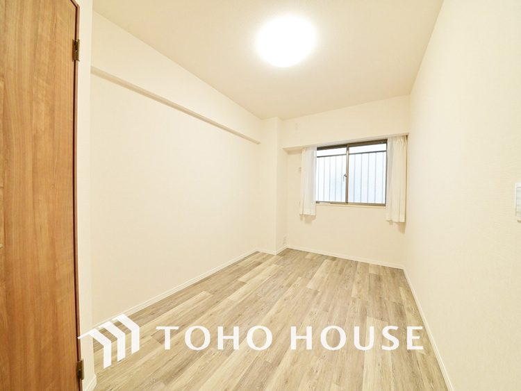 内装 採光もある洋室は、くつろぎのひと時を過ごすのにぴったり