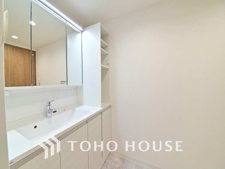 洗面 新規設置の洗面化粧台。収納豊富で使い勝手の良い3面鏡です