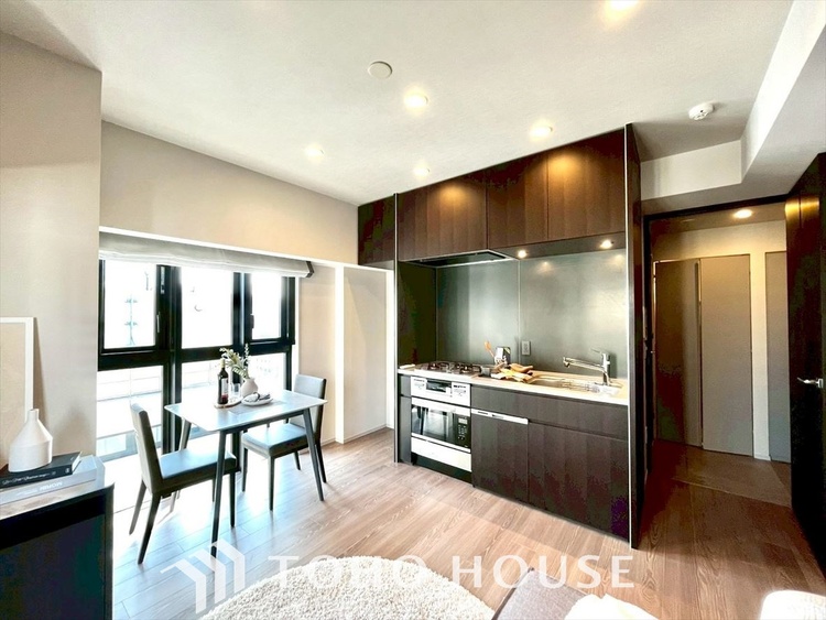 内装 ゆったりとした幅の窓からこの空間に降り注ぐ採光が絶えない。明るいリビングこそ居心地のいい暮らしが待っているのだと思う。