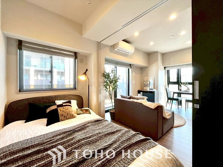 内装 風の通り道。舞い込んでくる風が優しく躍り、室内に爽やかな空気を運んでくる。そこに季節の息吹を感じて、いまがどんな季節なのかを実感する。