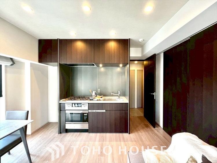 内装 叶えたかったのは落ち着きのあるナチュラルな風合い、そして開放感があるリビング。優雅な気分に浸れる幸せな時間を家族が自然と集まりたくなるこの空間で。