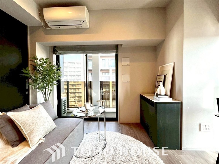 内装 ◆サンサンと◆差し込む太陽の光がこのリビングに笑いをもたらす。ソファの上のクッションがポカポカした暖気にぬくぬくと微睡んでいる。