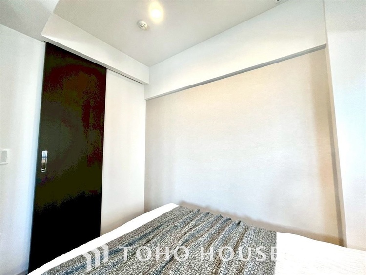 内装 使いやすく、明るい洋室に仕上がります。子供部屋や趣味のお部屋にご利用できます。ご自身で家具などを配置し、素敵な空間を創り上げられます。