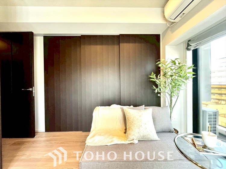 内装 ここはみんなが集い、食事と楽しい会話が始まる場所。話に夢中になりすぎて、ついつい時を忘れ、夜半過ぎになってしまう。そんな束の間の幸せを感じさせてくれます。