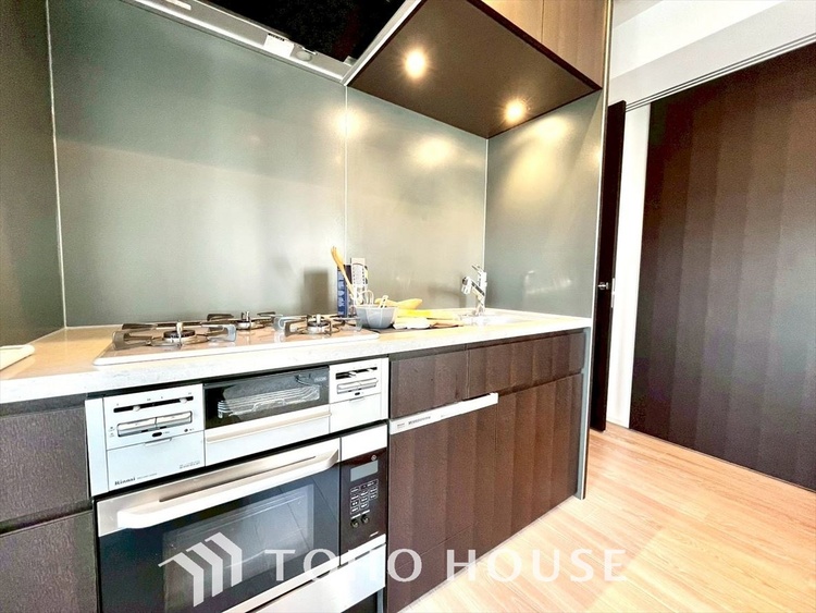 キッチン 手元の収納から、足元の収納までが全てスライド式で、奥のスペースまで有効に活用できます。奥まで上から見渡せるので、たまにしか使わない調理器具もサッと取出せます。