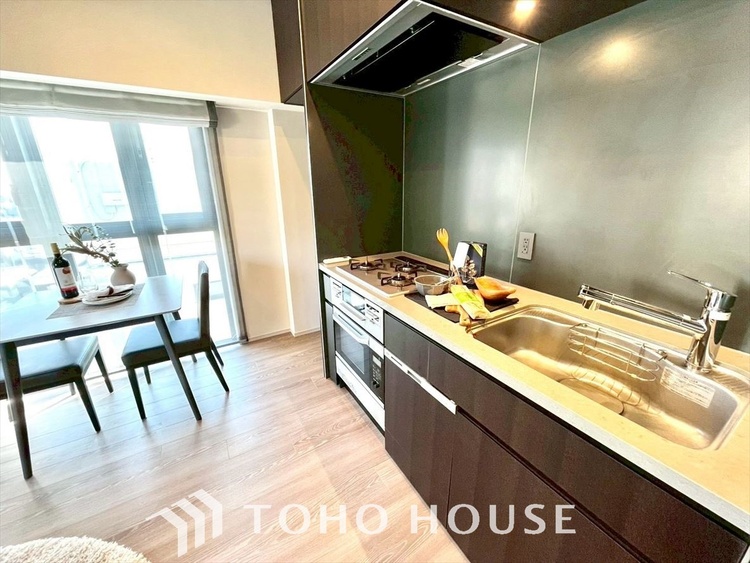 キッチン ◆愛育◆キッチンは家族の絆を育む大切な空間。シンプルで使い易いSystemKitchenで愉しく作る料理は愛情のある美味しいご馳走に。家族で使える広々としたダイニングキッチンです。