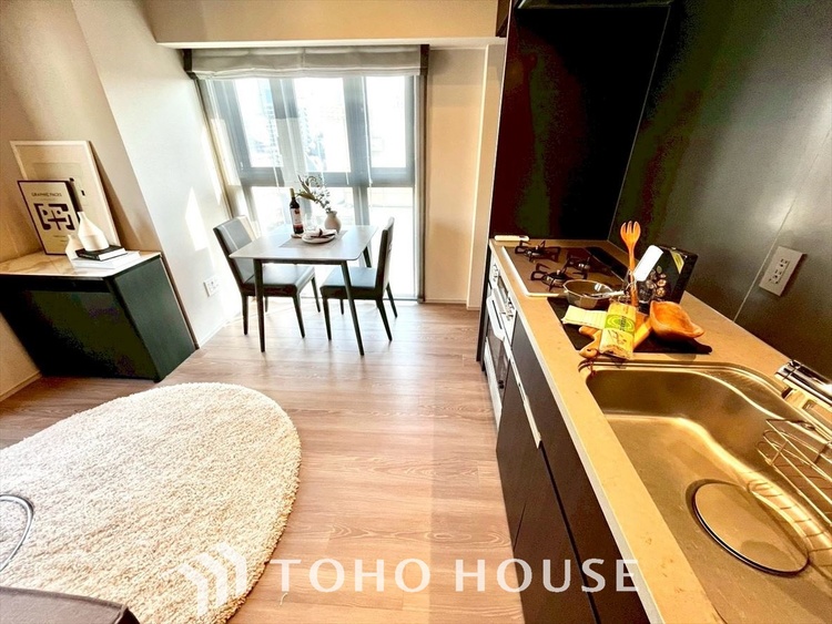 キッチン キッチンは家族の絆を育む大切な空間。シンプルで使い易いシステムキッチンで愉しく作る料理は愛情のある美味しいご馳走に。家族で使えるダイニングキッチンです。