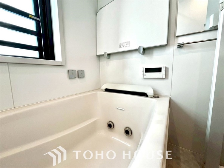 風呂 【浴室】《一日の疲れを落としてくれる場所は、落ち着く場所でなければならない》　高級感溢れるカラーと大きさ・柔らかな曲線で構成された半身浴も楽しめるバスタブが心地よさをもたらします。