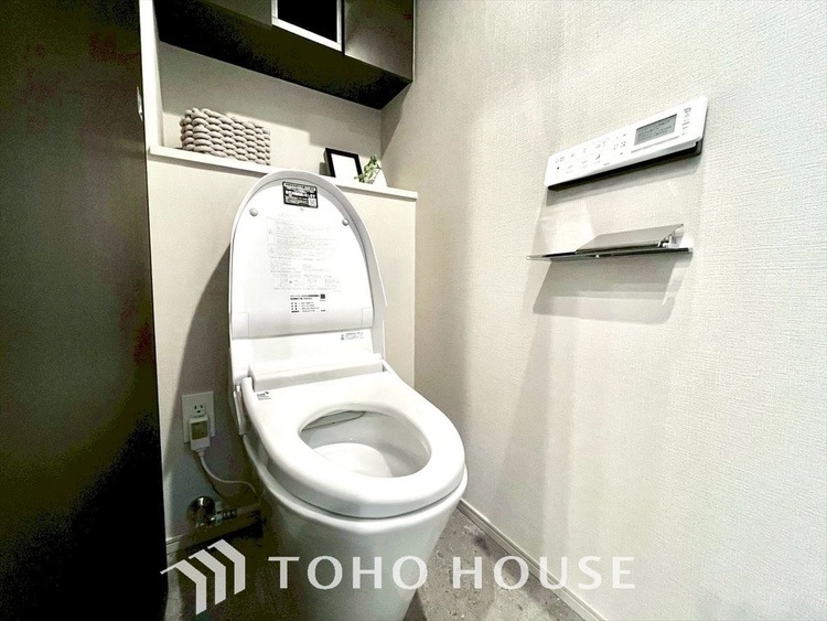 トイレ 清潔感あるホワイト調のクロスと温もり溢れるモダンカラーの床材が見事に調和した本邸宅は、毎日の生活を少しでも快適に過ごして頂ける様に落ち着いた雰囲気作りから行っています。