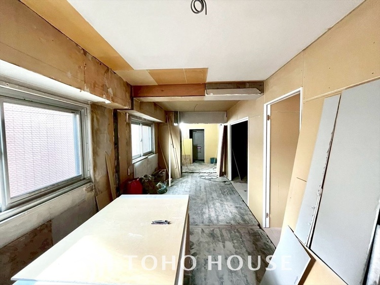 内装 《改装中》ゆったりとした幅の窓からこの空間に降り注ぐ採光が絶えない。明るいリビングこそ居心地のいい暮らしが待っているのだと思う。