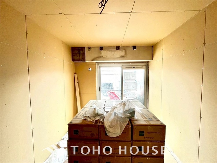 内装 《改装中》風の通り道。舞い込んでくる風が優しく躍り、室内に爽やかな空気を運んでくる。そこに季節の息吹を感じて、いまがどんな季節なのかを実感する。