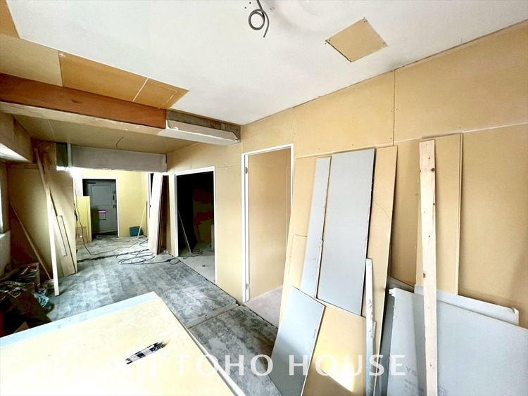 内装 《改装中》叶えたかったのは落ち着きのあるナチュラルな風合い、そして開放感があるリビング。優雅な気分に浸れる幸せな時間を家族が自然と集まりたくなるこの空間で。