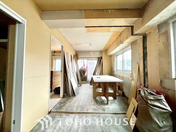 内装 《改装中》◆サンサンと◆差し込む太陽の光がこのリビングに笑いをもたらす。ソファの上のクッションがポカポカした暖気にぬくぬくと微睡んでいる。