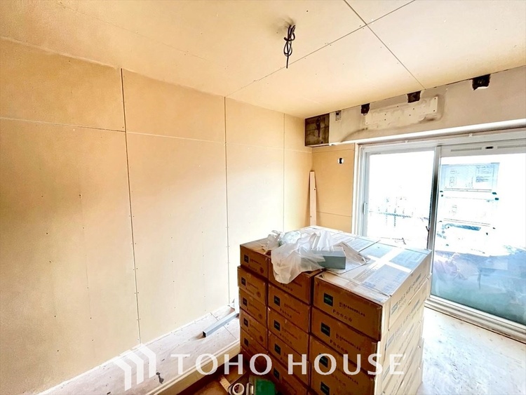 内装 《改装中》使いやすく、明るい洋室に仕上がります。子供部屋や趣味のお部屋にご利用できます。ご自身で家具などを配置し、素敵な空間を創り上げられます。