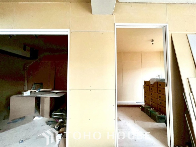 内装 《改装中》ここはみんなが集い、食事と楽しい会話が始まる場所。話に夢中になりすぎて、ついつい時を忘れ、夜半過ぎになってしまう。そんな束の間の幸せを感じさせてくれます。