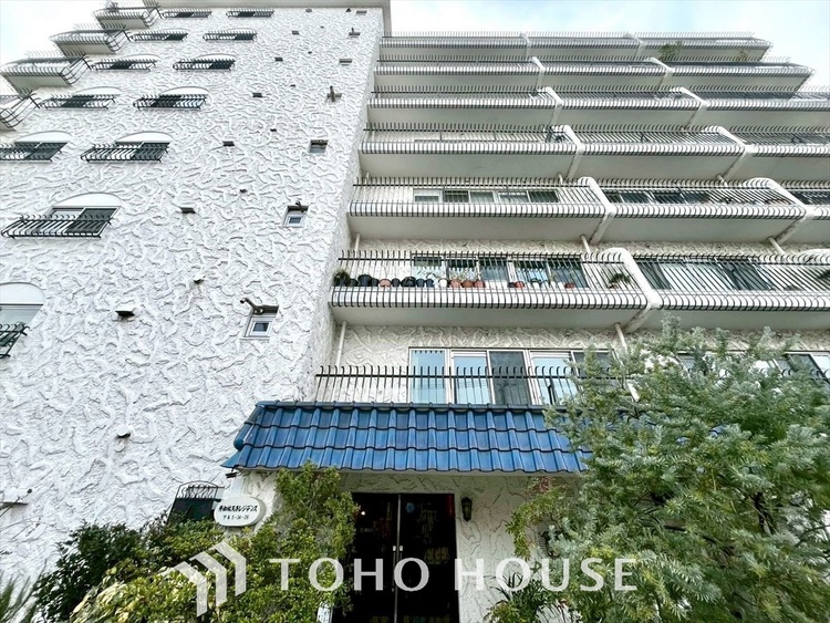 外観 リビングに面する広いバルコニーから、太陽の笑顔と星々のささやきが舞い込み、爽やかな風が通っていきます。お布団や洗濯物もたっぷり干せ、南からの陽射しでしっかりと乾きそうです。