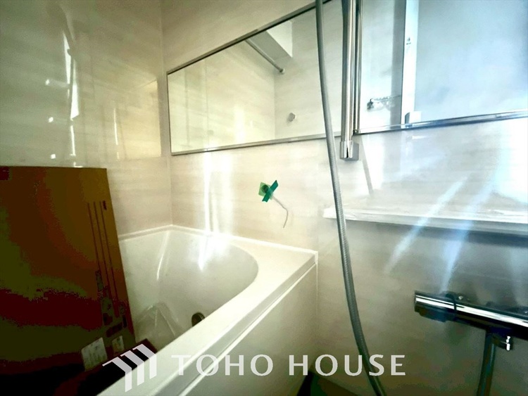 風呂 《改装中》《一日の疲れを落としてくれる場所は、落ち着く場所でなければならない》　高級感溢れるカラーと大きさ・柔らかな曲線で構成された半身浴も楽しめるバスタブが心地よさをもたらします。