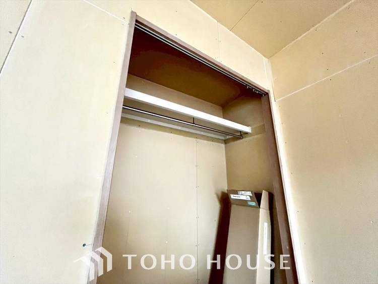 収納 《改装中》各お部屋にしっかりと収納スペース（クローゼット）を設けてありますから、物が散乱することもありませんしタンスも不要。すっきりしたお部屋を好みで飾ってお過ごし頂けます。
