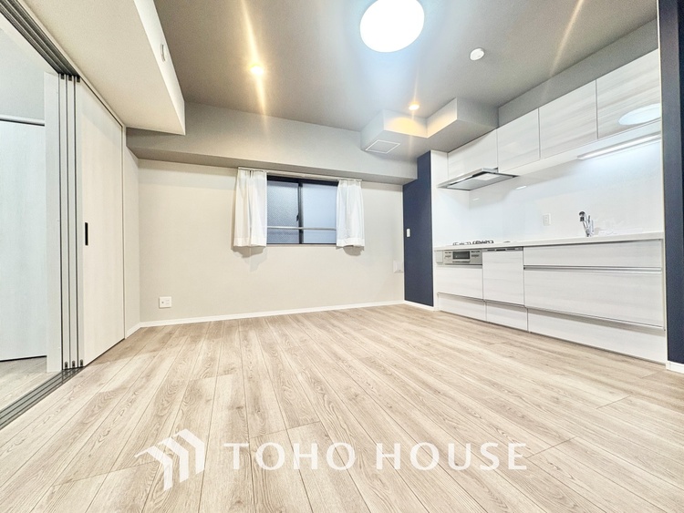 内装 ここにはみんなが集い、食事と楽しい会話が始まる。話に夢中になりすぎて、ついつい時を忘れ夜半過ぎになってしまう。そんな束の間の幸せを感じさせてくれる場所でありたい。　