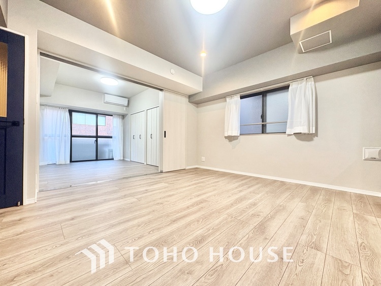 内装 大きなリビングは、高級感漂う設えとゆとりある広さで安心をもたらす特別な場所。暮らしの中心にふさわしい空間です。