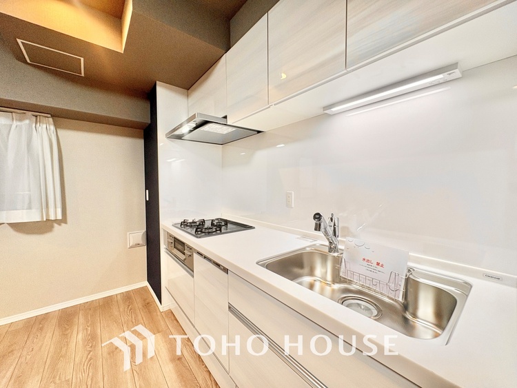 キッチン 上質な素材に囲まれたキッチンは、穏やかな時間が流れる特別な空間。洗練された料理が生まれる場所です。