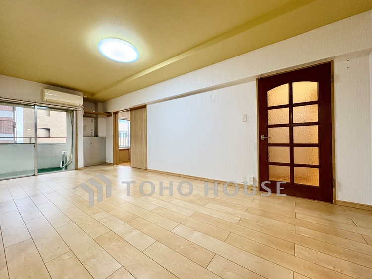 内装 ◆時を忘れる場所◆ここにはみんなが集い、食事と楽しい会話が始まる。話に夢中になりすぎて、ついつい時を忘れ夜半過ぎになってしまう。そんな束の間の幸せを感じさせてくれる場所でありたい。