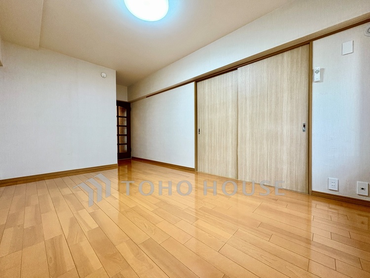 内装 ◆窓を開けると◆冷涼な風、そよぐリビング。だんらんの場所はここから始まり、ここで終わる。家族の笑顔が集う素敵な場所だから、こだわり抜いた思いが詰まっているのだと思う。