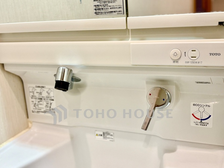 内装 ◆サンサンと◆差し込む太陽の光がこのリビングに笑いをもたらす。ソファの上のクッションがポカポカした暖気にぬくぬくと微睡んでいる。