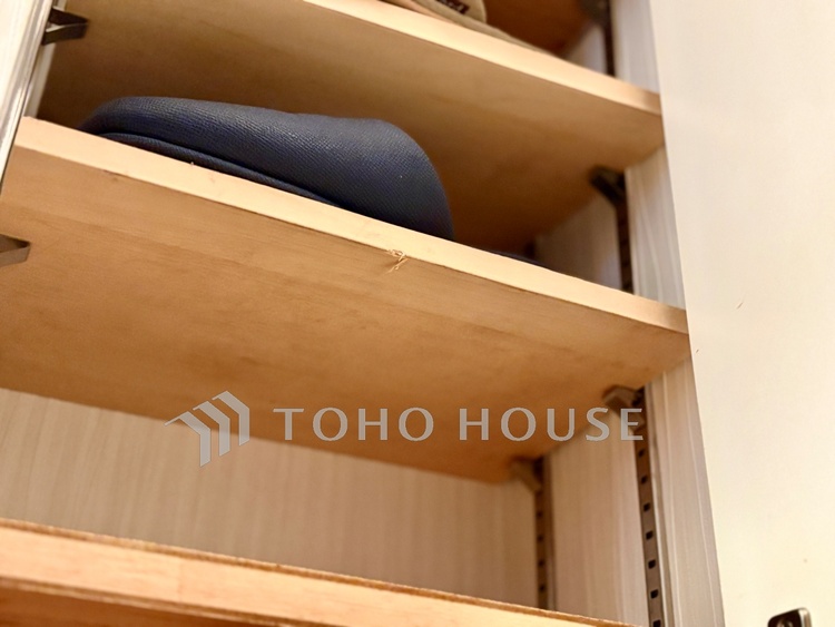 内装 ◆海の向こうへ沈む夕日◆オレンジ色の光は大人になった今の僕にはわかる。1日の終わりを伝えに来たわけではなく、また明日が来る方へ導いてくれた事を。