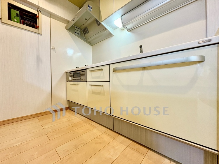 キッチン ◆ここに在る◆事も無げに美しく、伝えるには筆舌に尽くし難い。豪華絢爛や華美と言う事ではなく、住まう者にとって暮らし易く心地がいいと言う美しさがこの住まいには込められている。