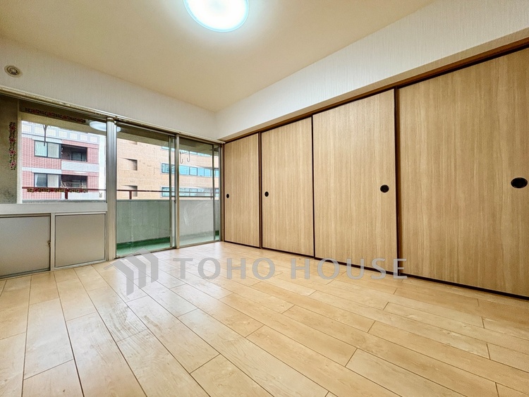 キッチン ◆色彩◆この空間に放たれた光は華美なまでに演出されたデザイン。流れる時をより芳醇なコーヒーの様な色彩奏でるアダージョ。そして情景豊かな作品のような暮らしがイメージできる。