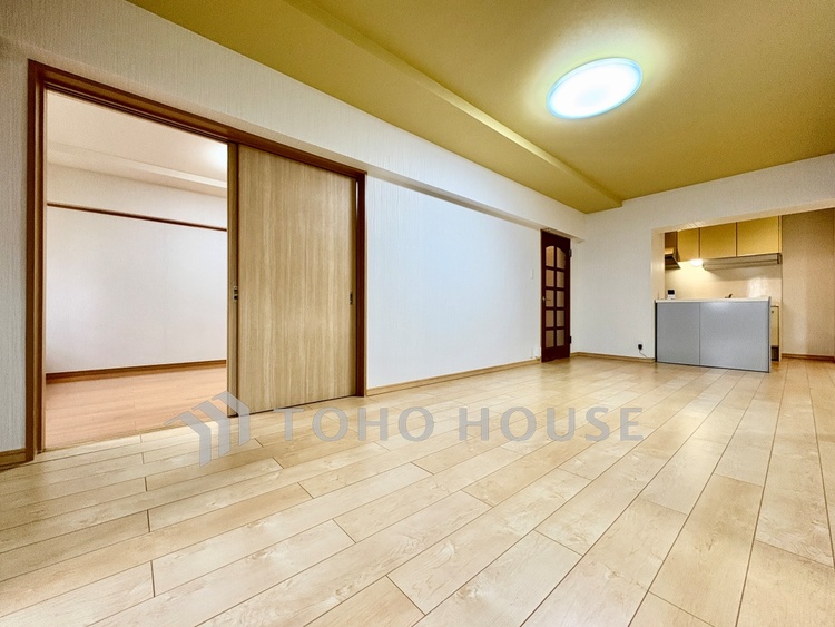 トイレ ◆結ばれた◆玄関ドアを開けるとリビングから聞こえる小走りの足音。靴を脱ぎかけ目の前に立つ君の瞳と交差する。君は微笑みその刹那に心奪われる。佇む僕と君の間に赤い糸が結ばれた。